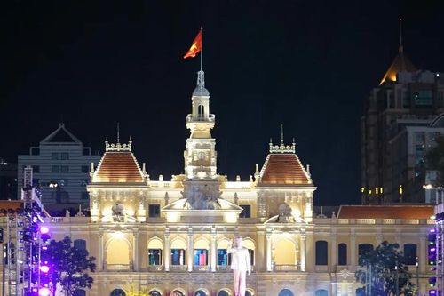 Người dân TPHCM nô nức đón năm mới Bính Ngọ