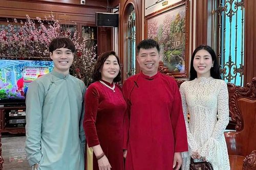 Dàn tuyển thủ Việt Nam hạnh phúc bên gia đình ngày đầu năm mới
