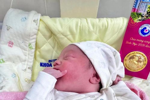 Những 'mầm non' cất tiếng khóc chào đời đêm giao thừa