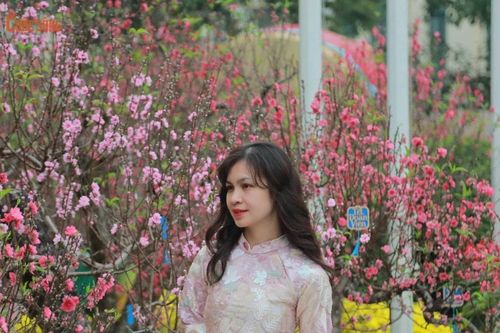 Người dân Thủ đô háo hức du xuân ngày mùng 1 Tết Bính Ngọ