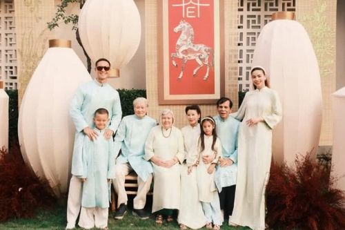 Sao Việt khoe khoảnh khắc đón Tết Bính Ngọ 2026 bên người thân, gia đình
