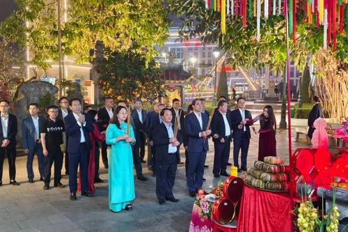 Lãnh đạo các tỉnh dâng hương tri ân Chủ tịch Hồ Chí Minh và các bậc tiền nhân