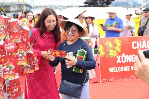 Đà Nẵng tưng bừng đón du khách 'xông đất' đầu năm Bính Ngọ 2026