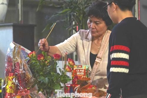 Người Hà Nội cúng Giao thừa ở vỉa hè, ban công chung cư