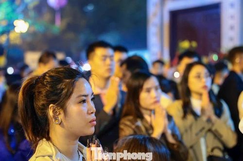 Biển người đi lễ Phủ Tây Hồ ngay thời khắc chuyển giao năm mới