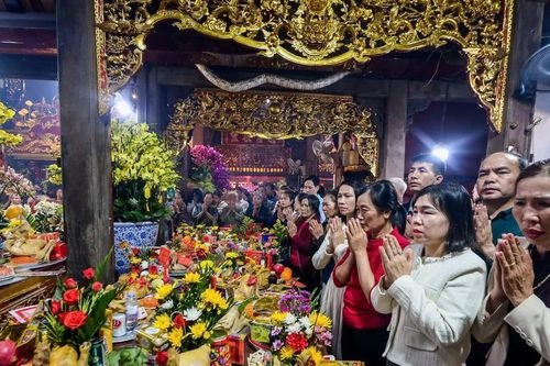 Người dân nườm nượp đến Phủ Tiên Hương cầu lộc