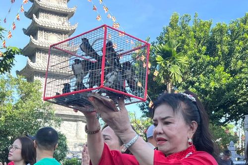 Cảnh xếp hàng 'xin lộc' đầu năm