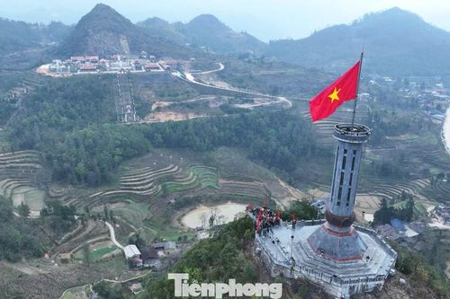 Thiêng liêng lễ Thượng cờ nơi cực Bắc ngày mùng 1 Tết