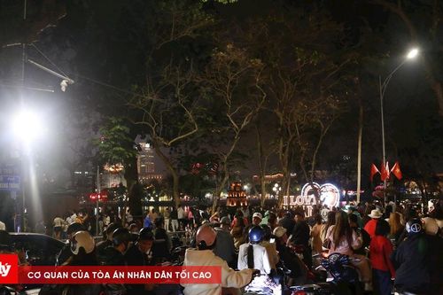 Không khí đón giao thừa tại Hà Nội