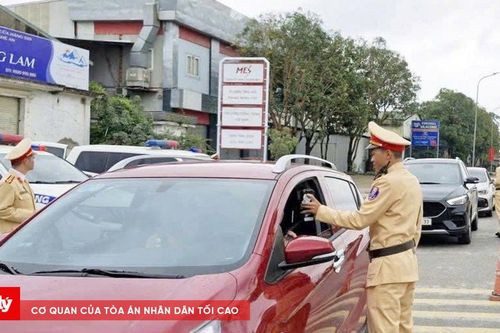 Kiểm tra nồng độ cồn mùng 1 Tết, không có ngoại lệ