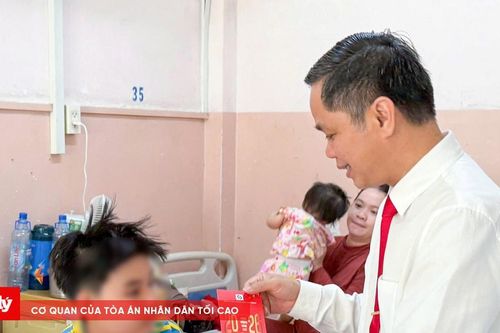 Bệnh nhân nội trú TP.HCM đón 'lộc' đầu năm