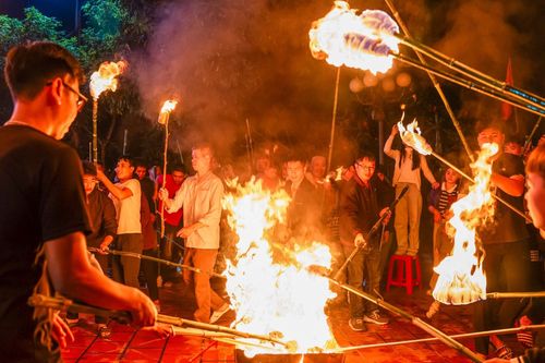 Trai làng ở Ninh Bình chạy đua rước 'lửa Thánh' đêm giao thừa về cầu may