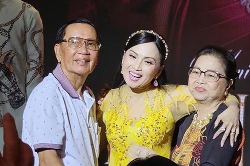 Hành trình vất vả từ Mỹ về Việt Nam đón Tết của 'ca sĩ tỷ phú' Hà Phương