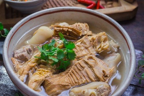 Canh măng móng giò phổ biến ngày Tết nhưng 5 nhóm người không nên đụng đũa