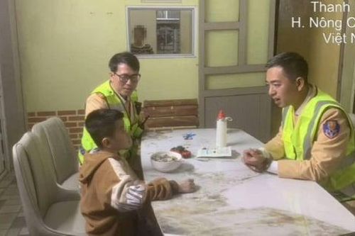 Đi lạc trên cao tốc trong đêm giao thừa, bé trai 11 tuổi được CSGT đưa về với gia đình an toàn