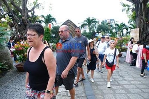 Du khách quốc tế dập dìu phố biển Nha Trang trong ngày đầu năm mới
