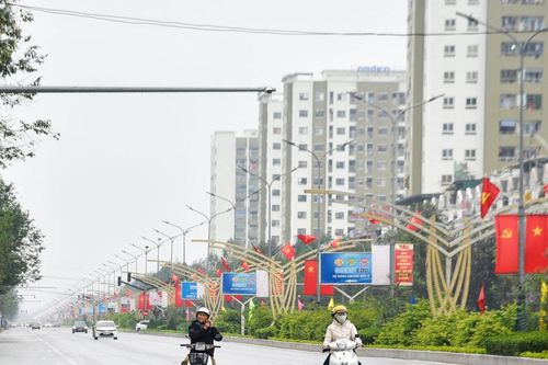 Phố phường tĩnh lặng trong mưa Xuân sáng mùng 1 Tết Bính Ngọ
