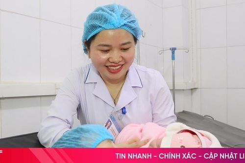 Khoảnh khắc đón công dân đầu tiên năm Bính Ngọ ở Hà Tĩnh