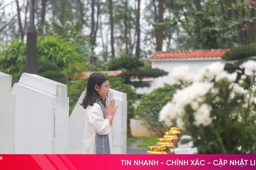 Người dân tri ân tại Ngã ba Đồng Lộc ngày đầu năm mới