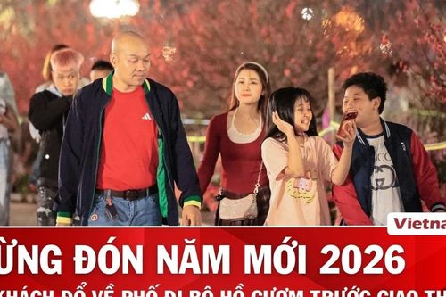 Không khí rộn ràng tại Phố đi bộ Hồ Gươm trước thời khắc đón Giao thừa