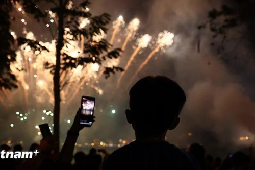 Lắng đọng trong khoảnh khắc bắn pháo hoa chào năm mới 2026