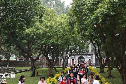 Người dân Thủ đô và du khách du Xuân ngày đầu năm Bính Ngọ