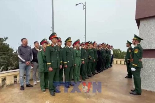 Lễ chào cờ thiêng liêng trên đảo Trần tiền tiêu ở đặc khu Cô Tô