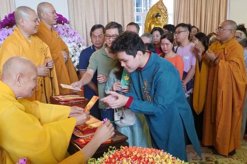 Thiêng liêng ngày đầu năm: Người Sài Gòn tìm về chốn xưa chùa Minh Đạo