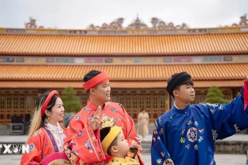 Đông đảo du khách tham quan Quần thể di tích Cố đô Huế ngày mùng 1 Tết