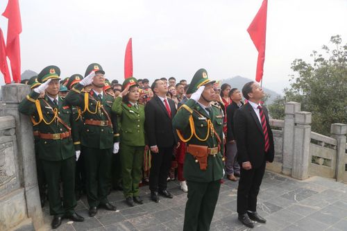 Thiêng liêng lễ thượng cờ tại Cột cờ Quốc gia Lũng Cú ngày đầu năm mới