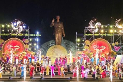 Người dân phố núi Pleiku ngập tràn cảm xúc trong đêm hội Xuân Bính Ngọ