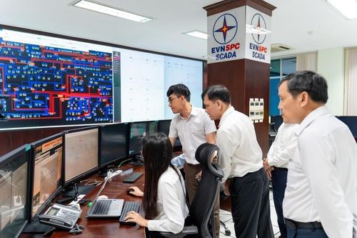 Lãnh đạo EVNSPC thăm hỏi lực lượng 'giữ dòng điện sáng' đêm giao thừa