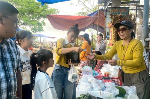 Thành phố Huế: Đặc sắc chợ Tết làng Mỹ Lợi hàng trăm năm tuổi
