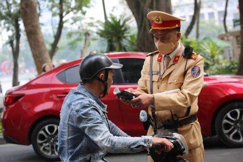 Đồng loạt ra quân xử lý vi phạm nồng độ cồn ngày mùng 1 Tết