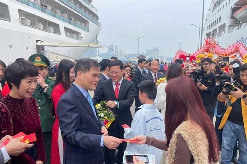 Quảng Ninh: Hàng nghìn du khách quốc tế 'xông đất' đầu năm