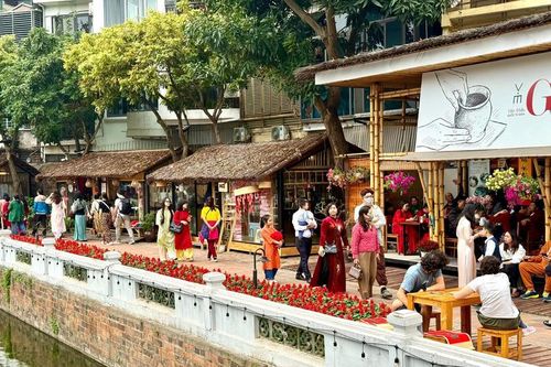 Người người xuống phố, Hà Nội nhộn nhịp mừng xuân mới