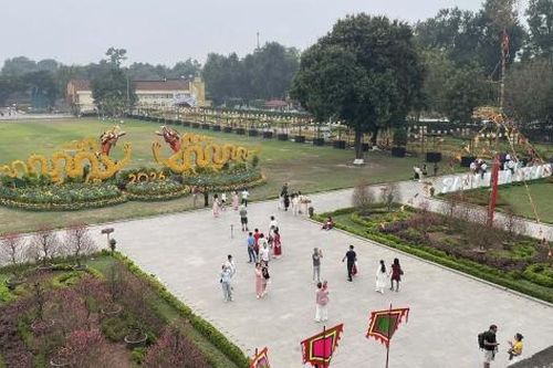 Chùm ảnh: Người dân nô nức du xuân Đường hoa Hoàng thành Thăng Long