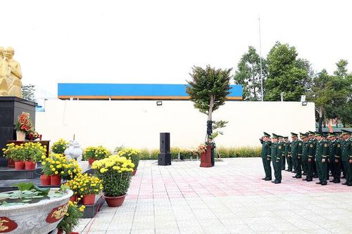 Bộ đội Biên phòng tỉnh An Giang dâng hương tưởng nhớ Chủ tịch Hồ Chí Minh