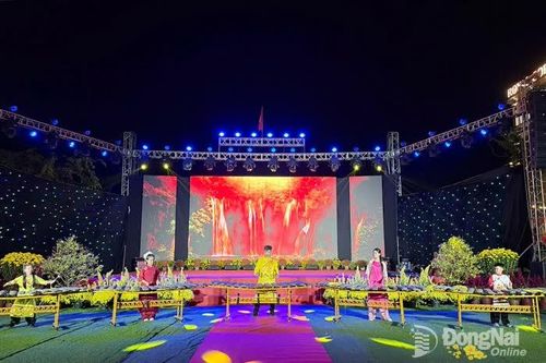 Ấn tượng chương trình nghệ thuật mừng Xuân Bính Ngọ ở xã biên giới Lộc Ninh
