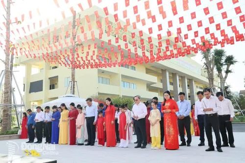 Thường trực Tỉnh ủy cùng đoàn đại biểu thanh thiếu niên, nhi đồng Đồng Nai dâng hương tưởng niệm Bác Hồ