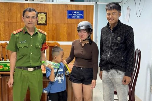 Công an phường An Khê giúp bé trai đi lạc về nhà an toàn trong đêm giao thừa