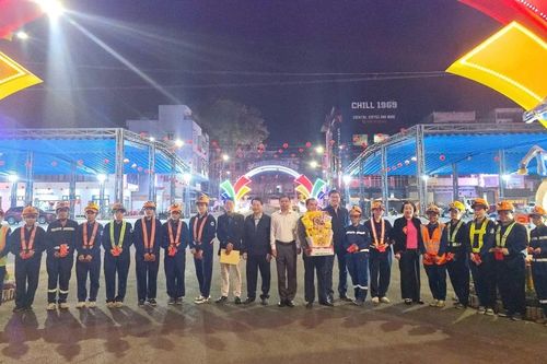 Phó Chủ tịch UBND tỉnh Nguyễn Hữu Quế chúc Tết, động viên đội ngũ y, bác sĩ và công nhân môi trường