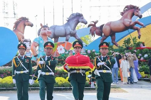 Gia Lai: Trang nghiêm Lễ thượng cờ sáng mùng 1 Tết Bính Ngọ