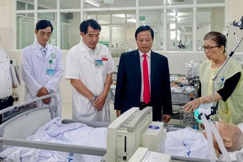 Phó Chủ tịch Thường trực UBND tỉnh Nguyễn Tuấn Thanh thăm bệnh nhân và chúc Tết đội ngũ y, bác sĩ