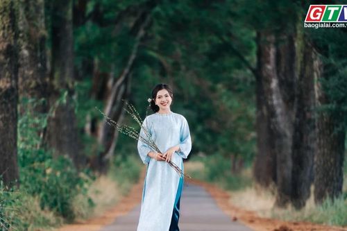 60s Gia Lai: Áo dài xuống phố đón Xuân