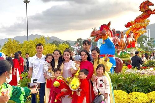 Gia Lai mùng 1 Tết: Rộn ràng phố xuân, gia đình sum họp
