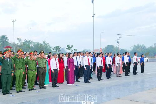 Phường Ninh Hòa trang trọng tổ chức Lễ chào cờ đầu xuân, viếng Nhà tưởng niệm Bác Hồ