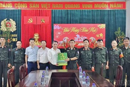 Phường Cam Đường thăm, chúc Tết lực lượng trực Tết và công nhân môi trường đêm Giao thừa