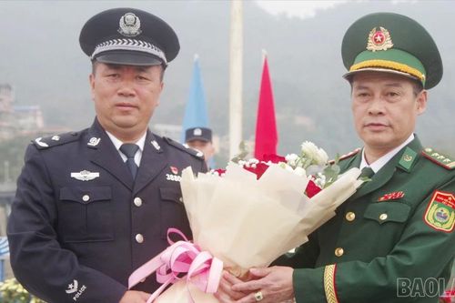 Các đồn biên phòng Lào Cai chúc Tết lực lượng quản lý, bảo vệ biên giới phía bạn