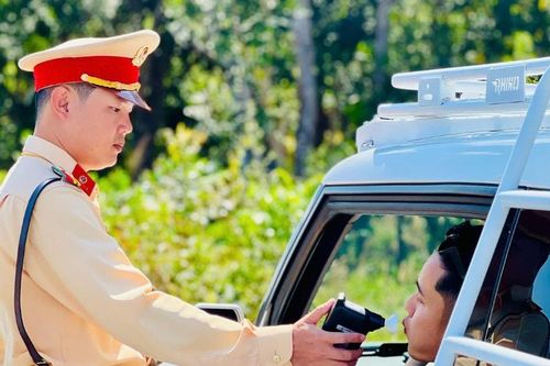 Siết chặt kiểm tra nồng độ cồn, ma túy trên tuyến quốc lộ 1A ngay mùng 1 Tết